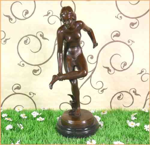 Mujer desnuda en bronce