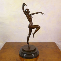 Estatuas de bronce de bailarines