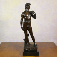 Escultura de bronce de hombre
