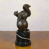 Écureuil sur une noisette -  Sculpture en bronze