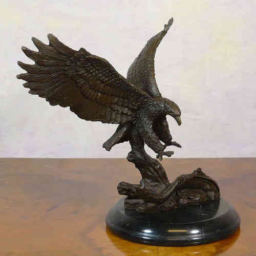 Aigle se posant - statue en bronze