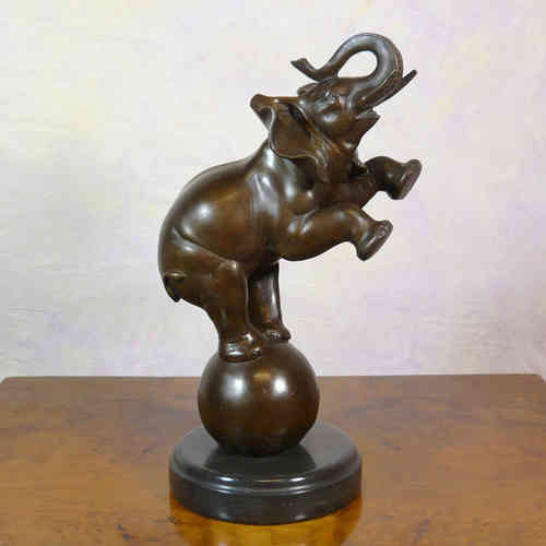 L'éléphant sur la balle - statue en bronze