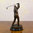Statua in bronzo di un golfista