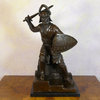 La escultura en bronce de un guerrero medieval