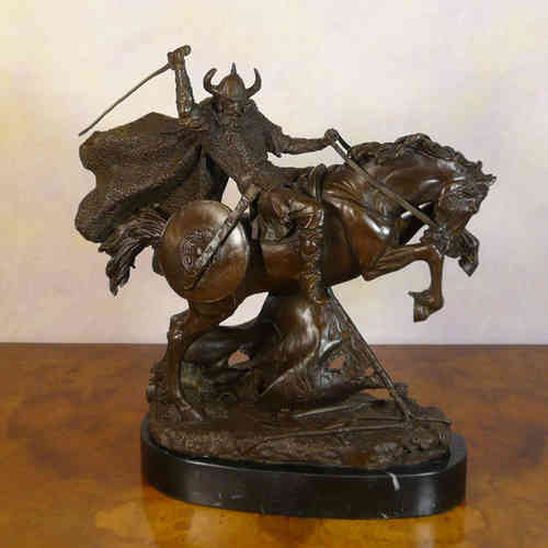 Guerrero vikingo en combate - estatua bronce