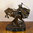 Guerriero vichingo in combattimento - statua bronzo