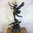 Escultura de bronce de San Miguel matando al dragón