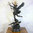 Escultura de bronce de San Miguel matando al dragón