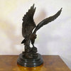 Estatua de bronce de un águila de oro