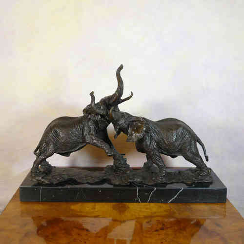 Elephants fighting - bronze statue