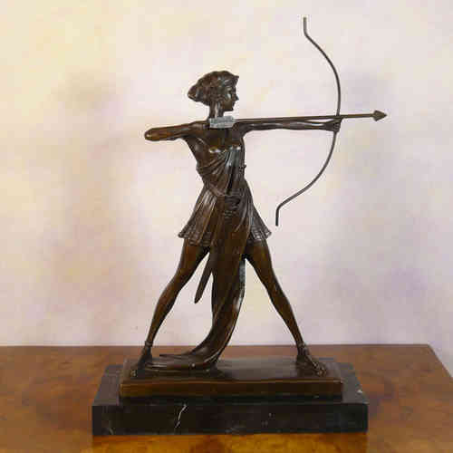 Escultura de bronce de la diosa Artemisa