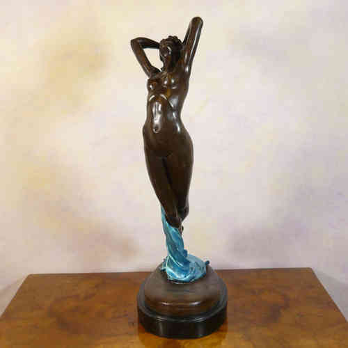 "One hour of the night"-  Statue in bronze - woman