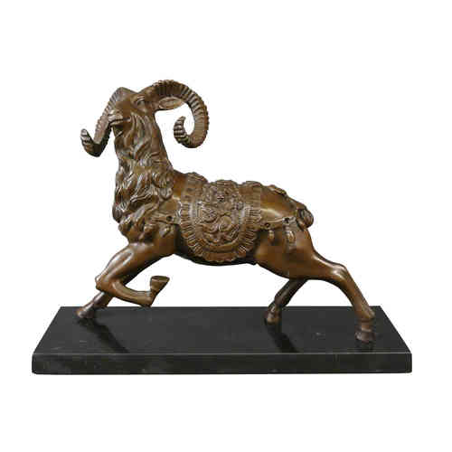 Estatua de bronce de un carnero