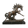 Estatua de un caballo en bronce