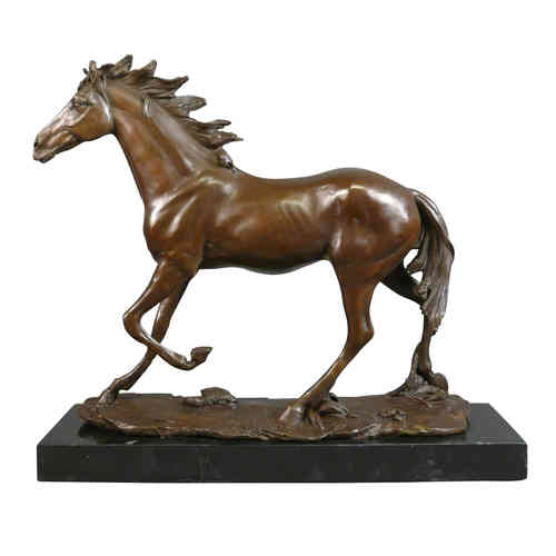 Estatua de bronce de un caballo