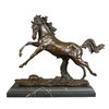 Estatua de bronce de un caballo