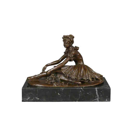 Bronze-Skulptur verletzt Ballerina