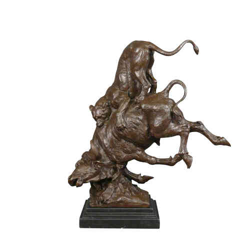 Escultura de bronce de un toro atacado por un puma