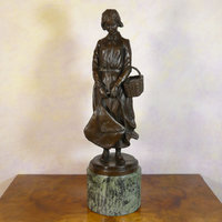 Statues de femmes en bronze