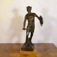 Statues d'hommes en bronze