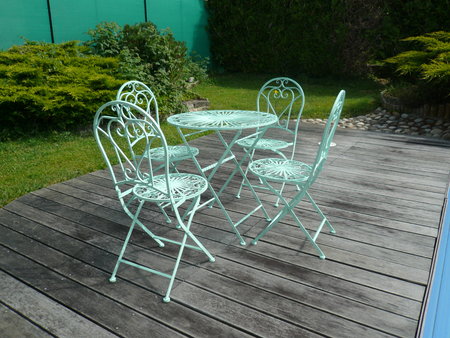 Salon de jardin en fer forgé composé de quatre chaises pliables et une table.\\n\\n2015-08-31 15:23