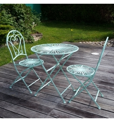 Salon de jardin en fer forgé, une table et deux chaises en fer forgé blanc.\\n\\n2012-05-21 20:21