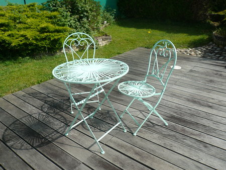 Salon de jardin en fer forgé composé de deux chaises pliables et une table.\\n\\n2015-08-31 15:21
