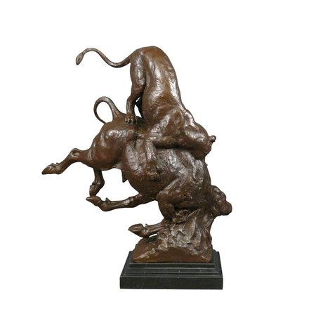 sculpture en bronze d'un pumas attaquant un bison.\\n\\n06/01/2015 20:02