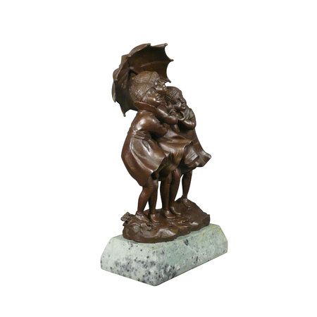 sculpture en bronze de trois fillettes sous la tempête.\\n\\n06/01/2015 20:02