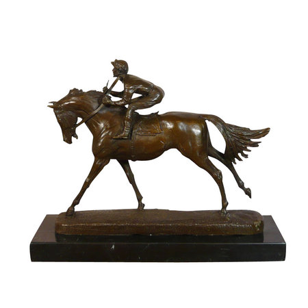 Sculpture en bronze d'un cheval en pleine course monté par un jockey.\\n\\n15/01/2015 15:06