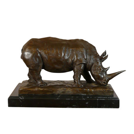 Statue en bronze d'un rhinocéros sur un socle en marbre noir.\\n\\n15/01/2015 15:06
