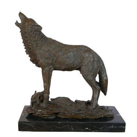 Sculpture en bronze d'un loup hurlant.\\n\\n15/01/2015 15:06
