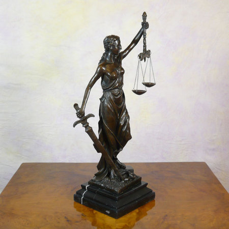 statue bronze de Thèmis la déesse de la justice.\\n\\n07/10/2012 19:41
